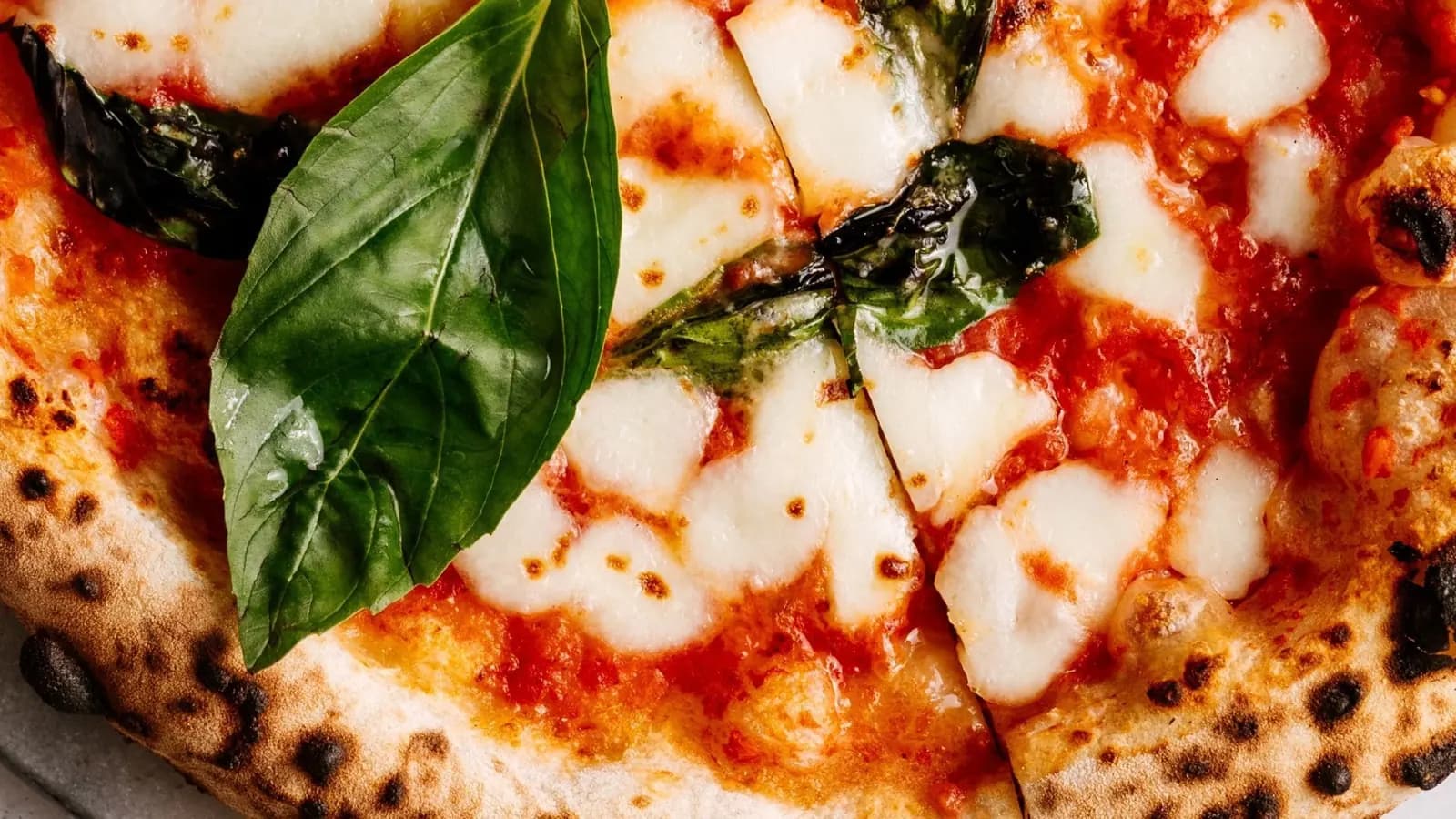 Pizza Margherita z bazylią prosto z pieca